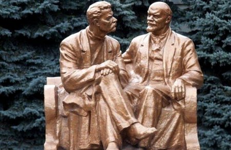 В Одессе уничтожили еще один памятник Ленину