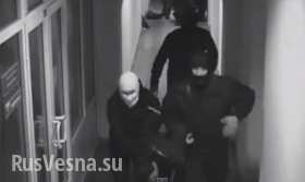 Вооруженные фашисты в масках избили, ограбили и похитили людей в центре Киева (видео)