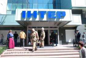 Офис украинского телеканала «Интер» забросали камнями и кирпичами