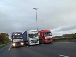 Во Франции дальнобойщики начали блокировать магистрали
