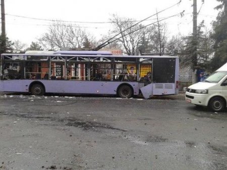 Снаряд попал в трамвайную остановку в Донецке: 13 человек погибли, десятки ранены