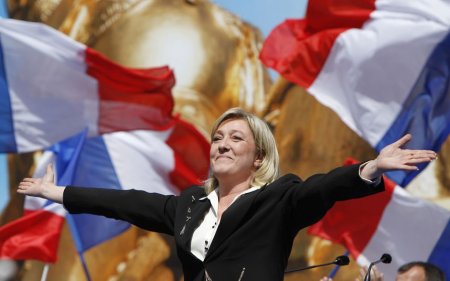 Ле Пен опередит соперников в первом туре выборов президента Франции - опрос