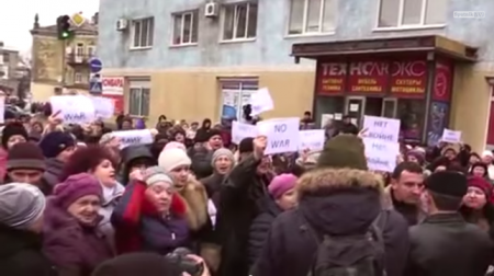Краматорск: Митинг местных жителей против мобилизации с криками "Слава Донбассу!"