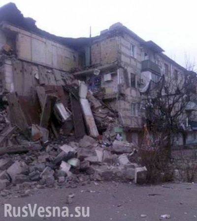 Первомайск — город призрак: под обстрелом украинской артиллерии, как карточный домик, сложился целый подъезд пятиэтажки (ВИДЕО, ФОТО)