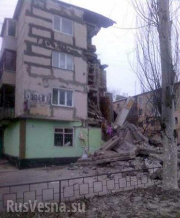 Первомайск — город призрак: под обстрелом украинской артиллерии, как карточный домик, сложился целый подъезд пятиэтажки (ВИДЕО, ФОТО)