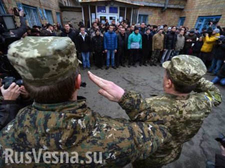 На Дебальцевском направлении идут тяжелые бои, в ЛНР объявлена добровольная мобилизация, в военкоматы приходит очень много молодых людей (ВИДЕО)