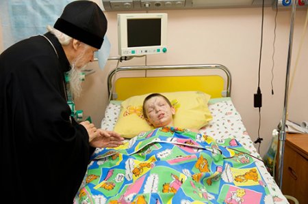 Раненые в Донбассе дети получили подарки от Патриарха