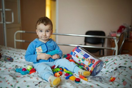 Раненые в Донбассе дети получили подарки от Патриарха