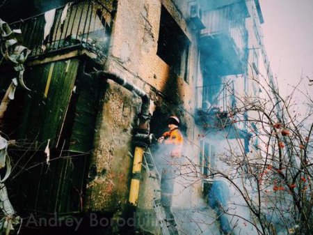 Район "Площадка" в Донецке: Снарядом карателей с Украины сожжён подъезд дома