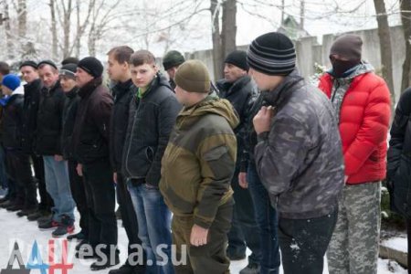 В военкоматах ДНР — очереди из добровольцев (ФОТО)