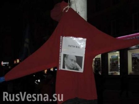 Днепропетровск: на столбах, стоящих на Европейской площади, повесили «врагов Украины»  (ФОТО)