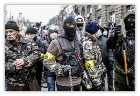 Около сотни боевиков радикальной группировки «Правый сектор» окружили военную комендатуру Красноармейска