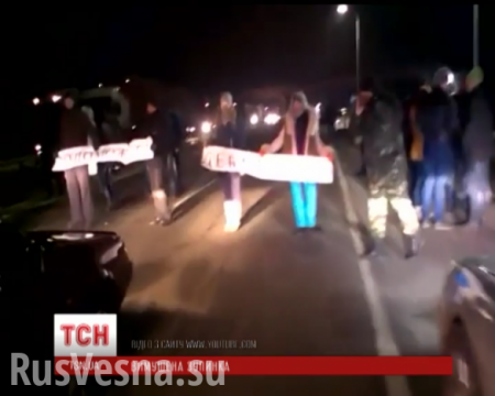 Одесская трасса, пробка длиной в 6 км: Женщины требовали деблокировать военных в Дебльцево (ВИДЕО)