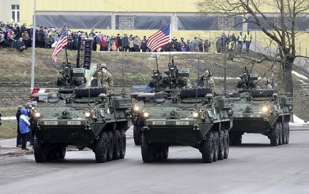 Пентагон устроил парад в 300 метрах от границы России (ФОТО)