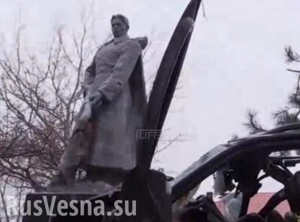 В Широкино командир и боевик «Азова» погибли, врезавшись в памятник героям ВОВ (ВИДЕО)