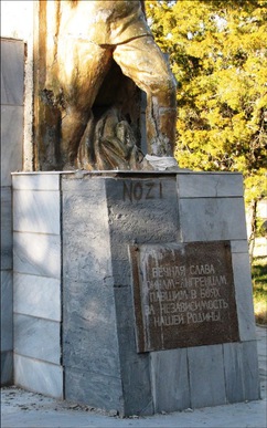 В Узбекистане снесли памятник советским войнам