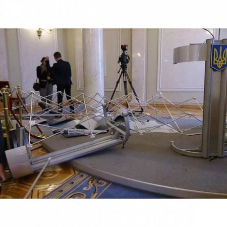 Ляшко отказался платить за уничтоженный во время драки в Раде пресс-поинт (ФОТО)