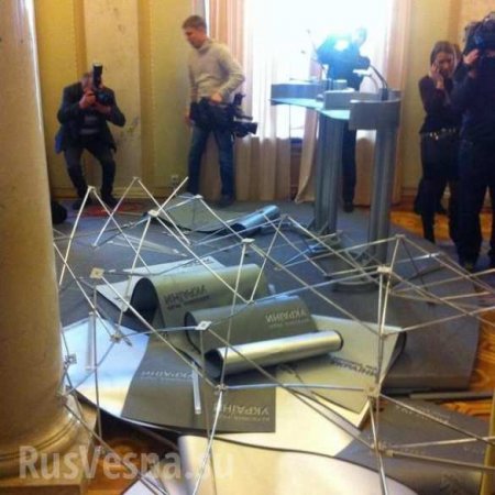 Ляшко отказался платить за уничтоженный во время драки в Раде пресс-поинт (ФОТО)