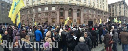 МОЛНИЯ: В Киеве протестующие перекрыли Крещатик (ОНЛАЙН-ТРАНСЛЯЦИЯ)
