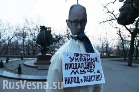В Одессе висит чучело Яценюка: на шее табличка «Продал Украину в рабство МВФ»
