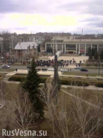 Митинг в Константиновке: жители требуют вывода украинских военных из города (ВИДЕО)