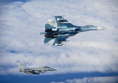 Латвия подняла в воздух истребители НАТО, испугавшись российских самолетов