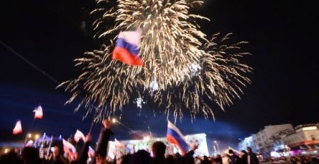 Мероприятие в Симферополе, посвященное воссоединению Крыма и России завершились грандиозным салютом