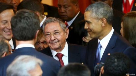 Барак Обама и Рауль Кастро обменялись рукопожатием в Панаме и проведут личную встречу