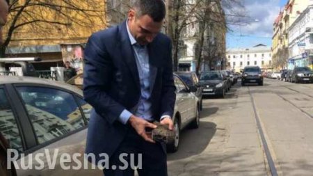Кличко брал асфальт с улиц Киева и грустно на него смотрел (ВИДЕО+ФОТО)