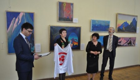 В дар Донецкому музею Москва передала копии картин Рериха