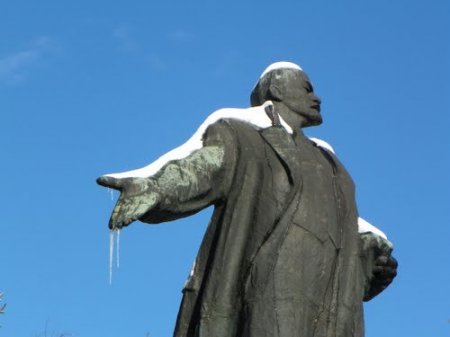 В Харькове неизвестные за ночь снесли два памятника Ленину