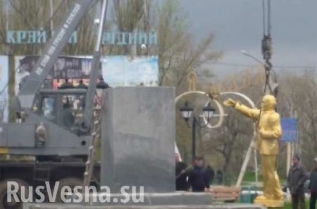 В Запорожье склеили и поставили на место памятник Ленину (ВИДЕО)