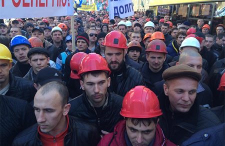 В Киеве шахтеры штурмуют президентскую администрацию