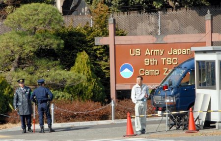 В Японии неизвестный выстрелил самодельной ракетой по военной базе США