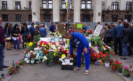 В Одессе несут цветы к Дому Профсоюзов