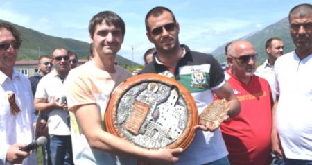 Черногорский фанат передал Игорю часы из монастыря