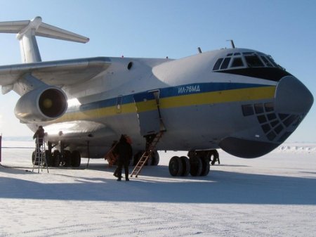 Украинский Ил-76, эвакуировавший людей из Непала, в Дели совершил неудачную посадку