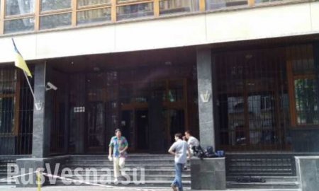 Ситуация под «Укрнафтой» спокойная, вход в здание охраняют люди в штатском без оружия (ФОТО)