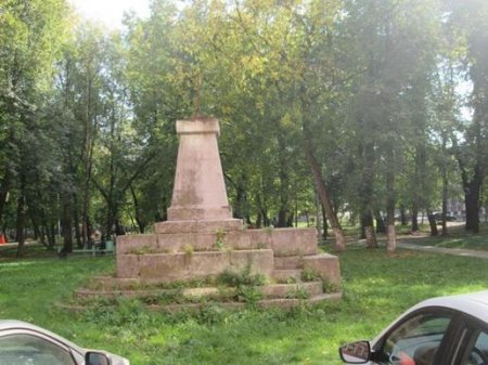 Выборгском поселке вандалы свалили памятник Герою ВОВ