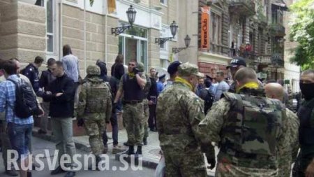В Одессе боевики в камуфляже, с битами и пистолетами штурмовали бизнес-центр «Наполеон», милиция вмешиваться боялась, в результате трое раненых (ФОТО, ВИДЕО)