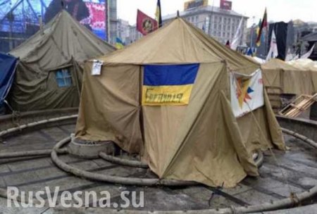 На Майдане в Киеве активисты устанавливают палатки, произошла потасовка с представителями теробороны (ВИДЕО)