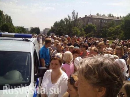 BREAKING: Rally in Donetsk downtown — people demand to start onset and to protect them from Ukrainian army (PHOTOS)