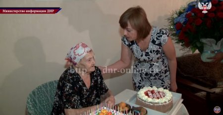 Представители Министерства информации поздравили со столетним юбилеем жительницу Донецка (видео)