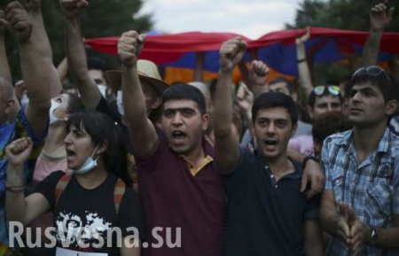 Полиция Еревана дала протестующим 30 минут, чтобы освободить центр столицы — прямая трансляция