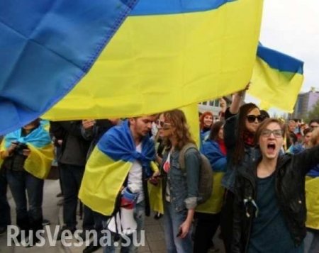 В Киеве 2-тысячный митинг направляется в правительственный квартал