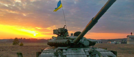 Украинские каратели обстреливают из танков поселок Раевка (ЛНР)