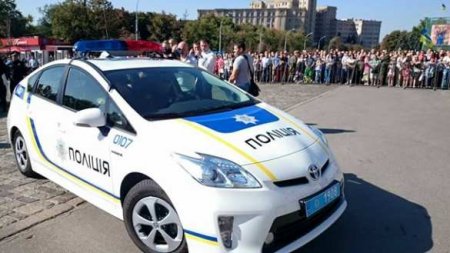История повторяется: На церемонии принятия присяги в Харькове полицейская из караула рухнула в обморок (ФОТО)