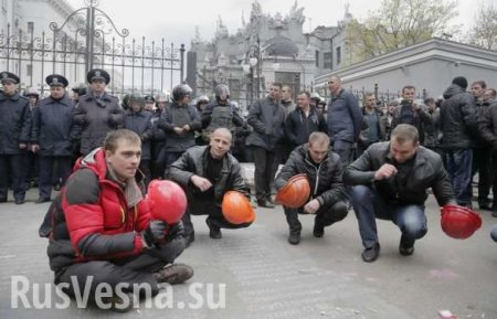 На Украине доведенные до отчаяния шахтеры перекрывают трассы и объявляют голодовку