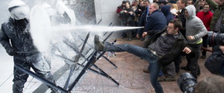 СМИ: Четверо полицейских пострадали в стычках с активистами в Брюсселе