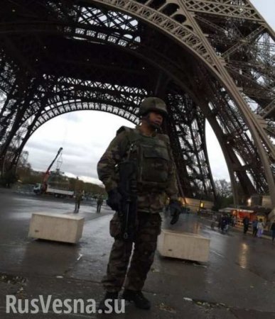 Парижская полиция эвакуирует людей от Эйфелевой башни
